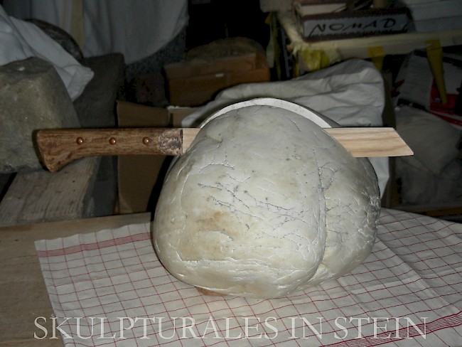 Bauernbrot mit Holzmesser, Alpenquarz